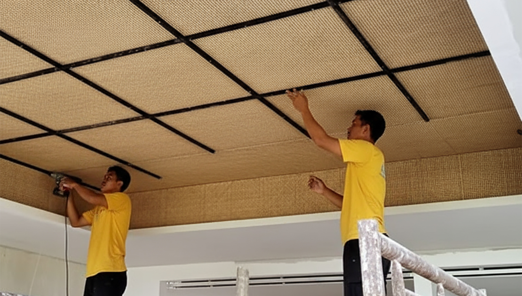 Proses pemasangan plafon rotan sintetis